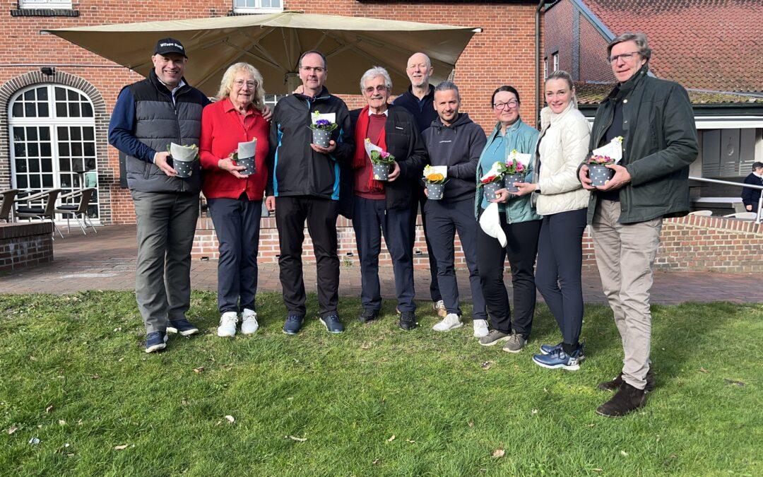 Lockeres Einspielen zum Auftakt in die Golfsaison Highlight zur Premiere: Ein „Eagle“ an der 15